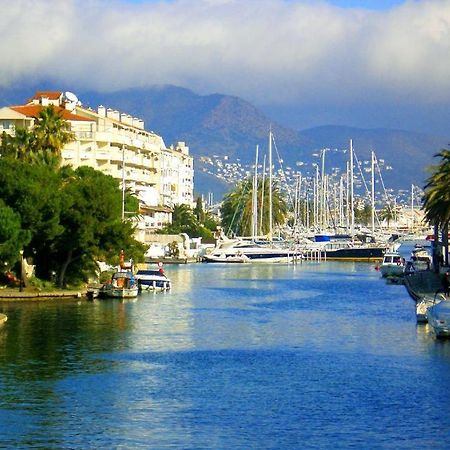 S46-Casa De Vacaciones Climatizada Con Piscina, En El Centro Junto Al Mar, Barbacoa Y Wiifi Empuriabrava Εξωτερικό φωτογραφία